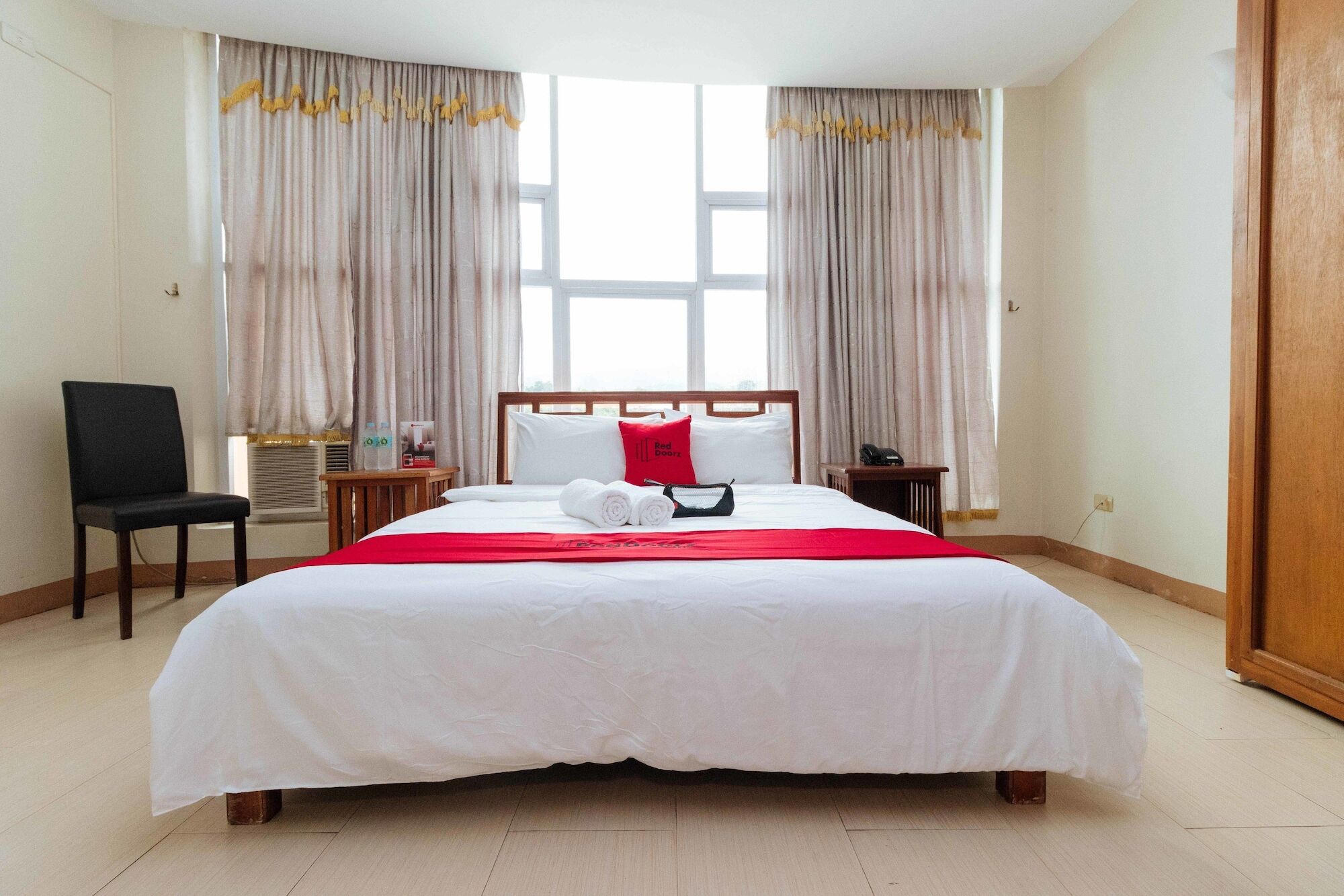 Oyo 130 Jy Crown Palace Hotel