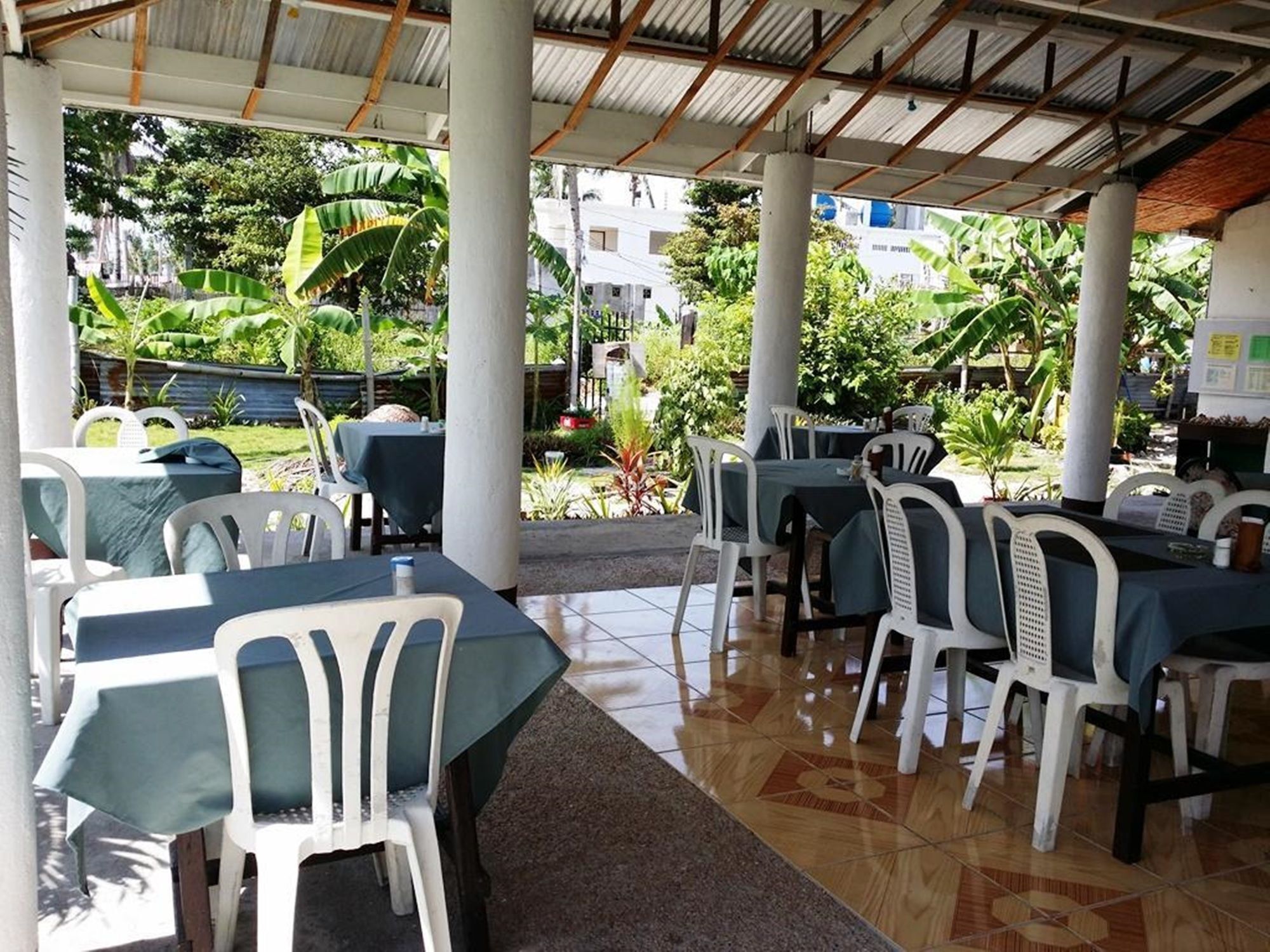 Hotel Mr. Kwiiz And Restaurant