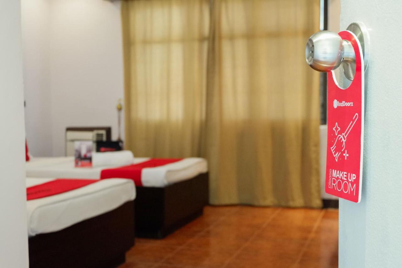 Reddoorz Near Maribago Barangay Hall Hotel 2*