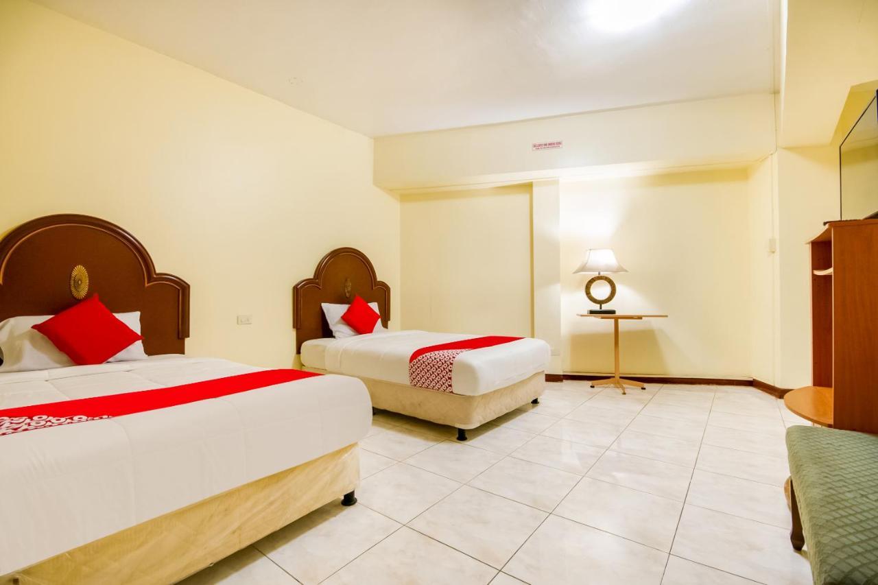 Hotel Vaccinated Staff - Oyo 465 Ford's Cebu