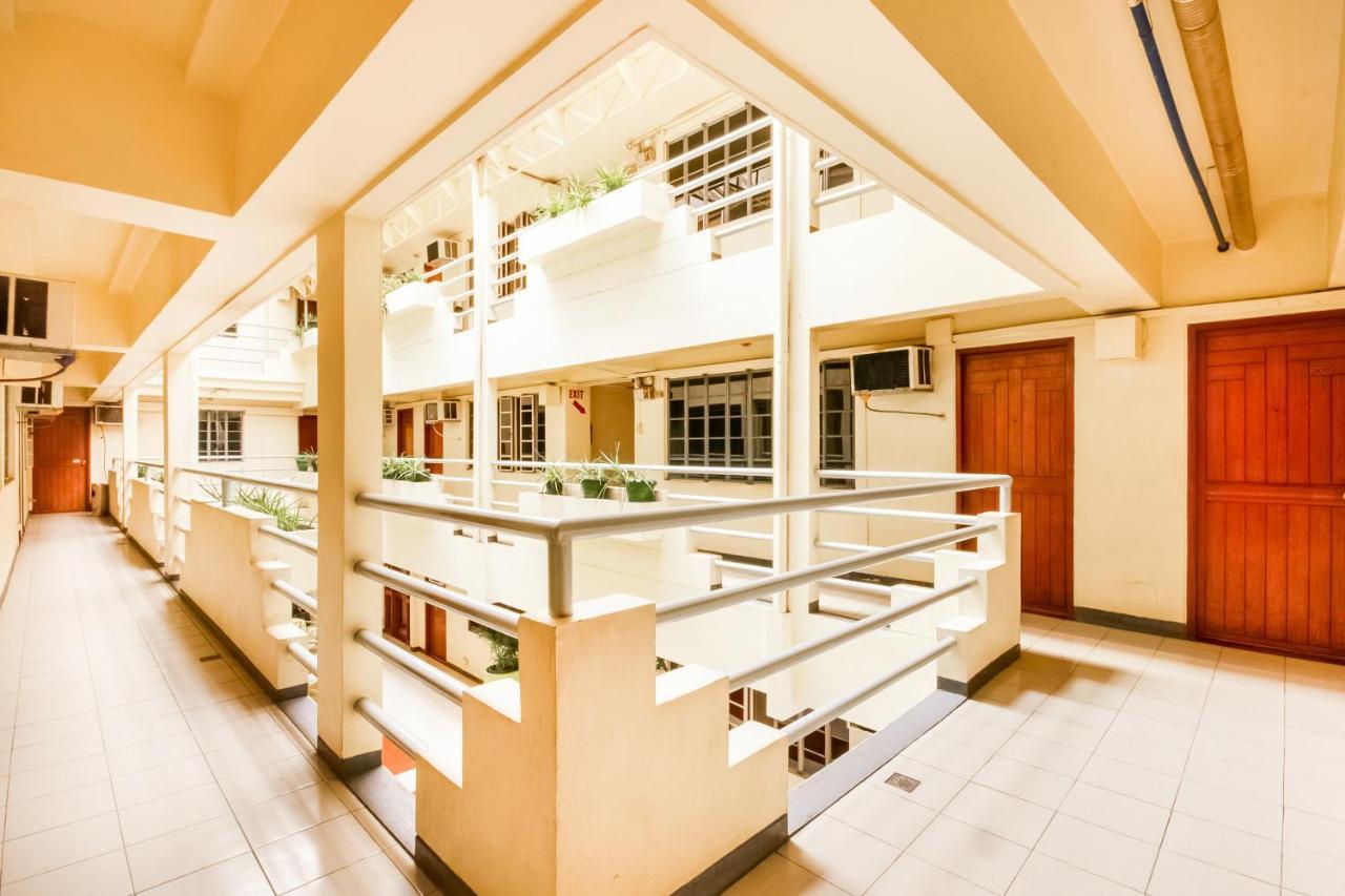 Hotel Vaccinated Staff - Oyo 465 Ford's Cebu