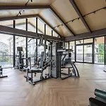 Amani 729, 3 Minutes To Airport,With Gym & Pool,100Mbps Wifi,Free Netflix