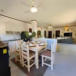 Fredo\'S Guest House At Pangpang Bar & Restaurant