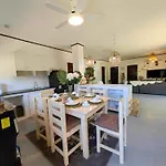 Fredo\'S Guest House At Pangpang Bar & Restaurant