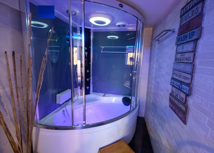 Clockworkorange Luxury Suites With Netflix