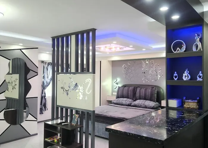 Condo Azur Suites B316 Near Airport, Netflix, Stylish, Cozy With Swimming Pool