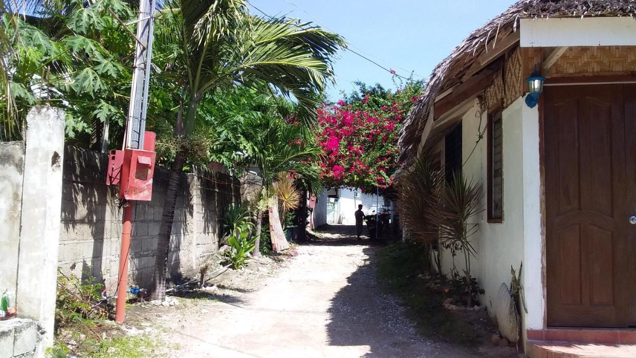 Rosita's Cottages Near The Beach * Moalboal