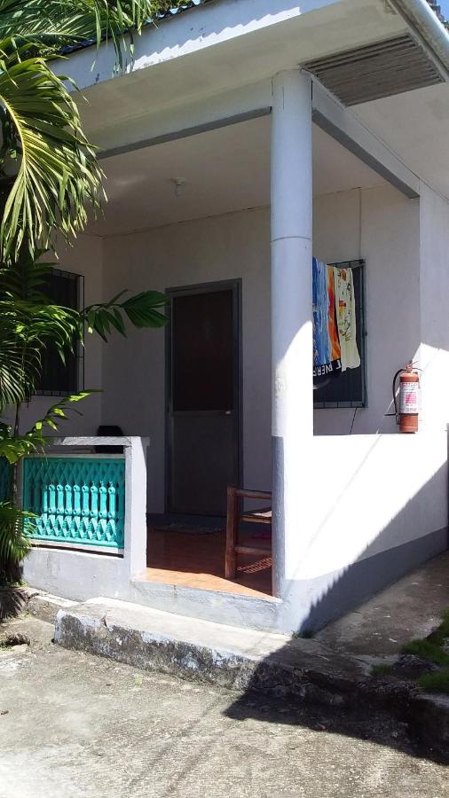 bahay-panuluyan Rosita's Cottages Near The Beach *