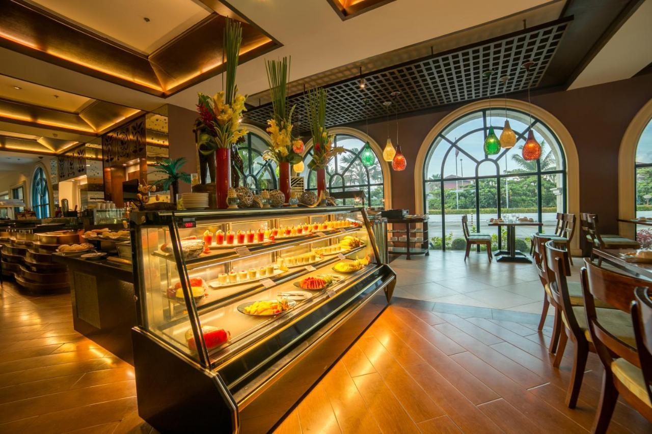 Hotel Waterfront Airport And Casino 4*