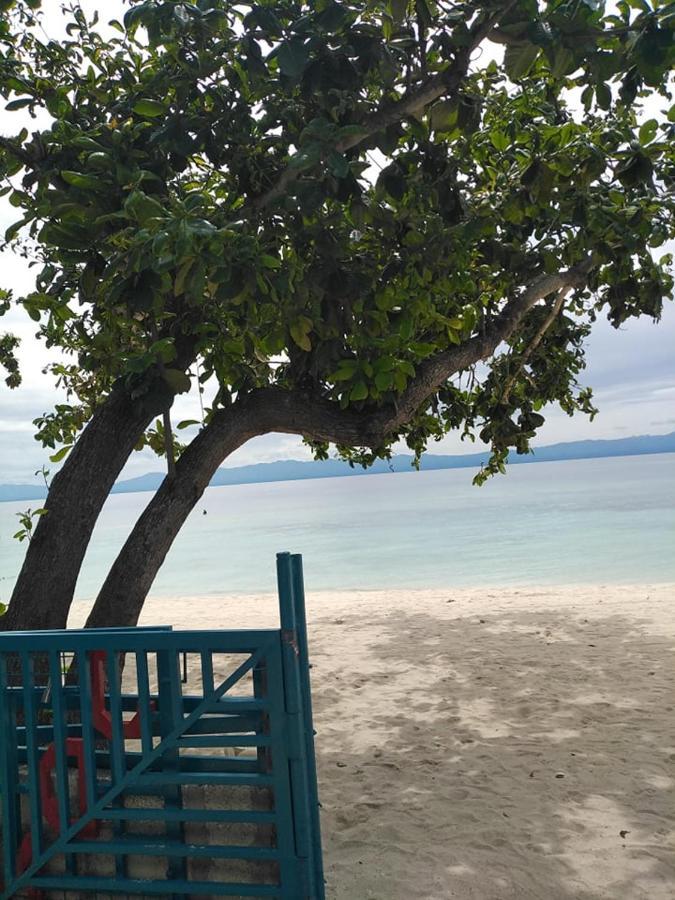 Bahay sa kanayunan Lambug Beachfront Native Huts