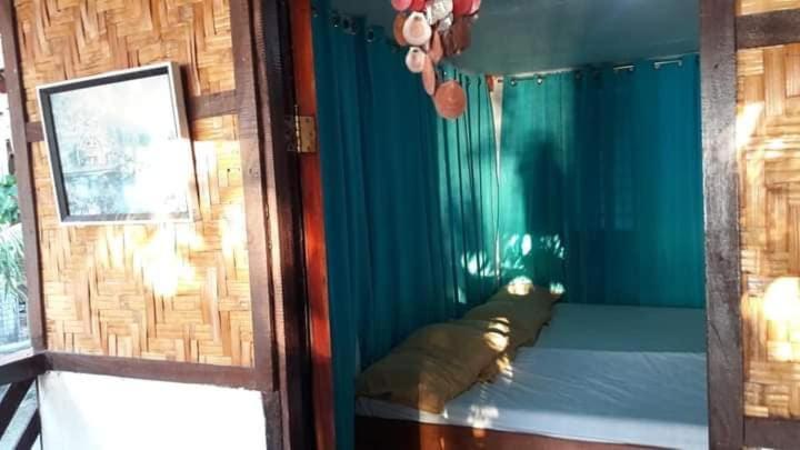 Lambug Beachfront Native Huts Bahay sa kanayunan Badian