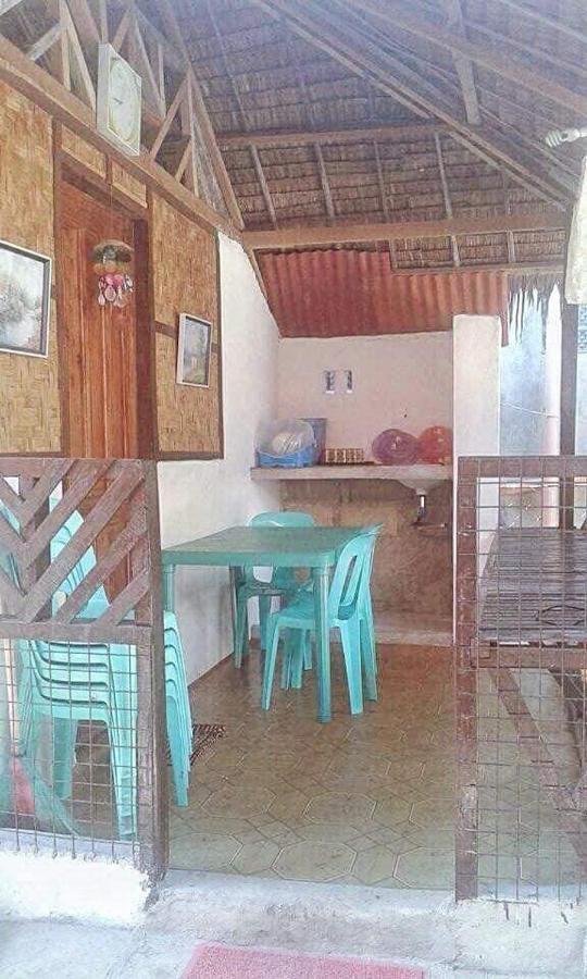 Bahay sa kanayunan Lambug Beachfront Native Huts