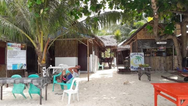 Lambug Beachfront Native Huts Bahay sa kanayunan *