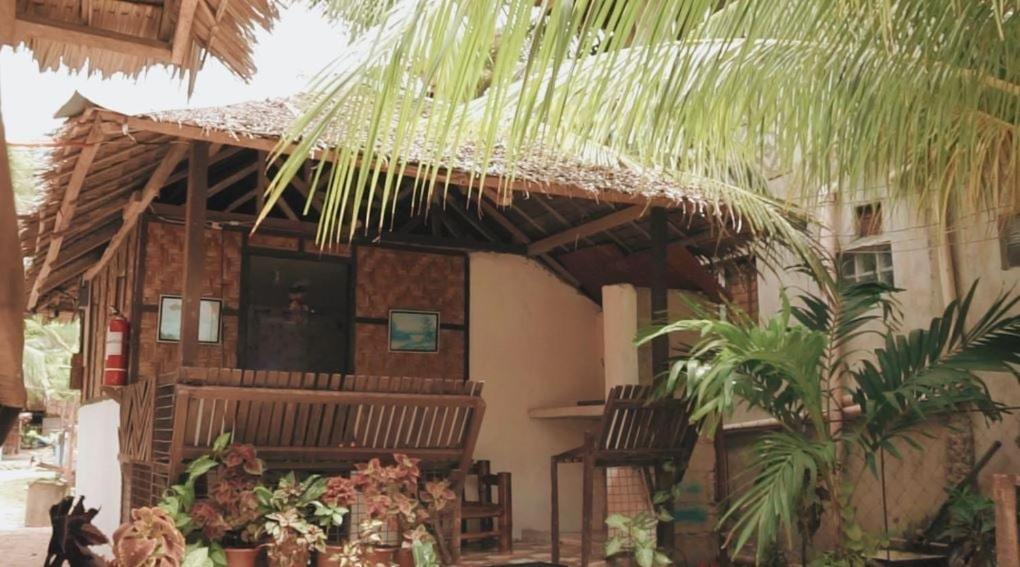 Lambug Beachfront Native Huts * Badian