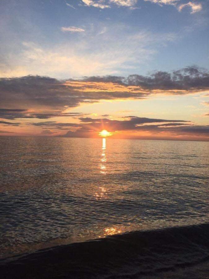 Bahay sa kanayunan Lambug Beachfront Native Huts Badian