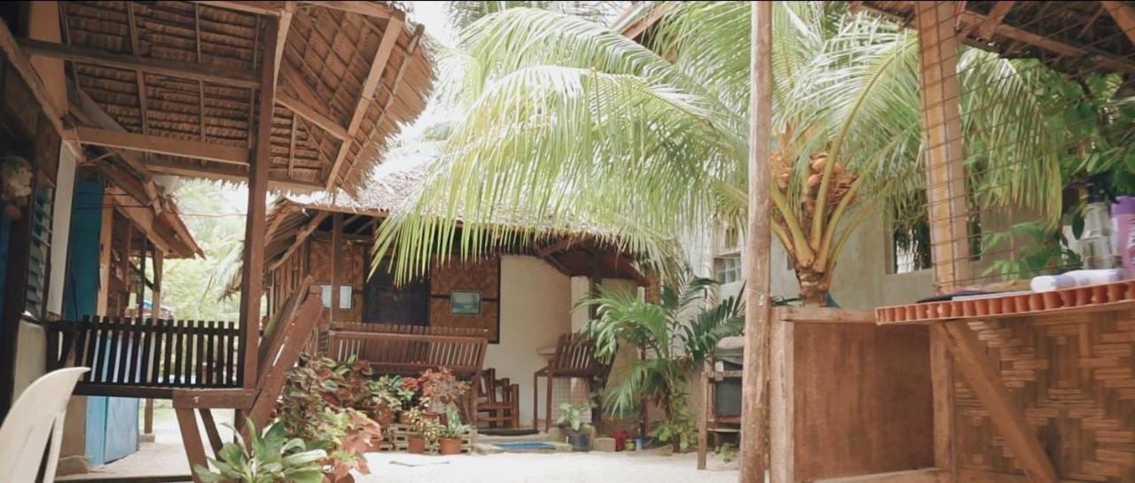 Lambug Beachfront Native Huts Bahay sa kanayunan *