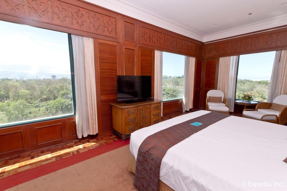 Waterfront Airport And Casino 4*