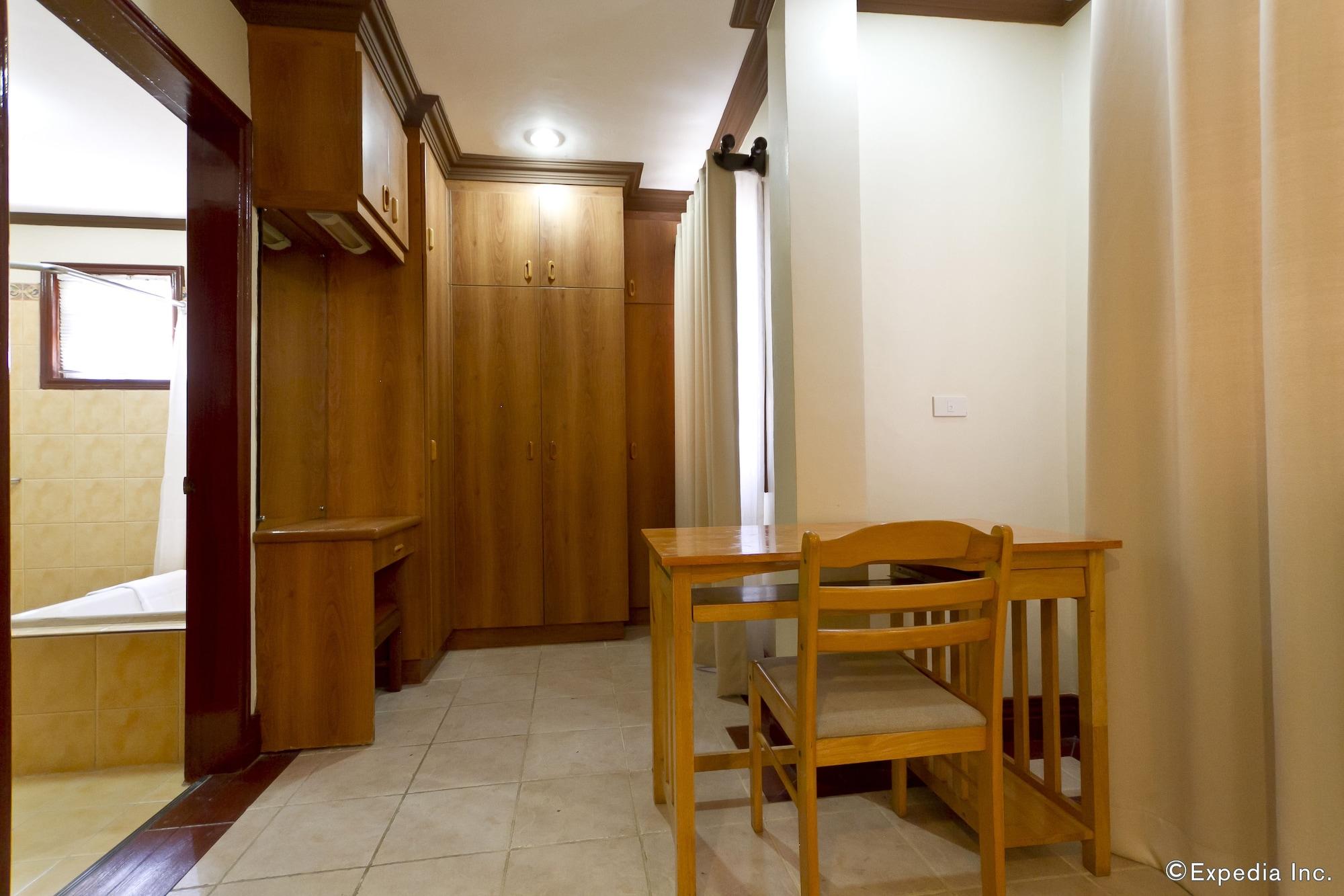 Hotel Crown Regency Mactan 4*