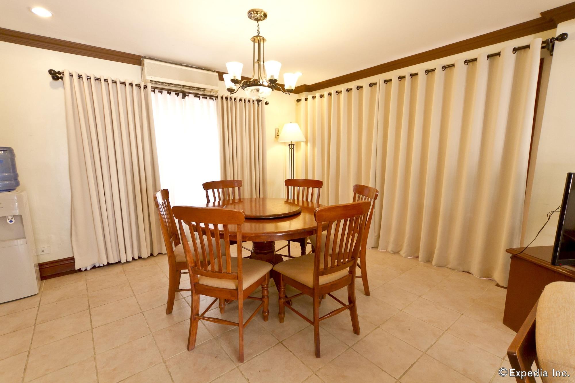 Crown Regency Mactan Hotel 4*