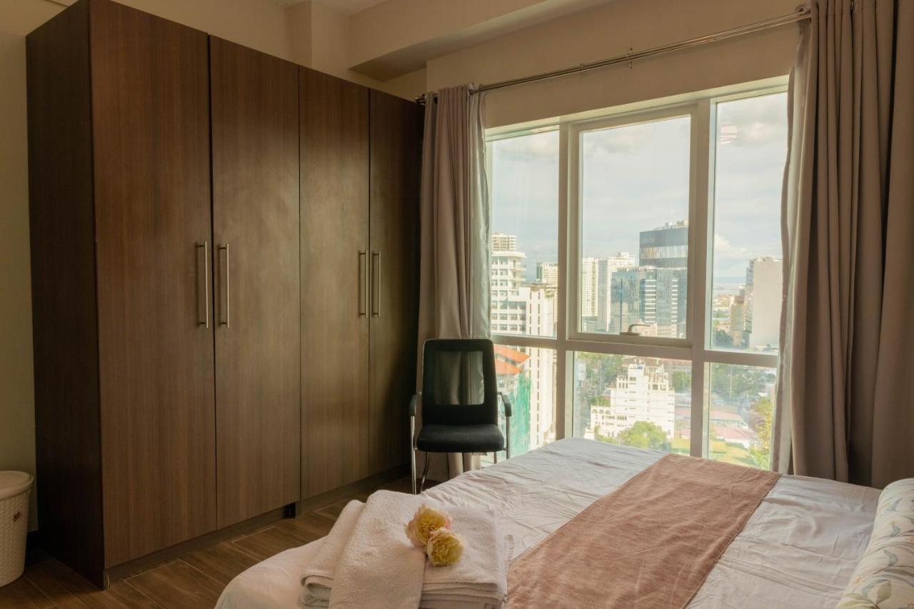 Apartment Ayala Mall 10mins Walk & Pool