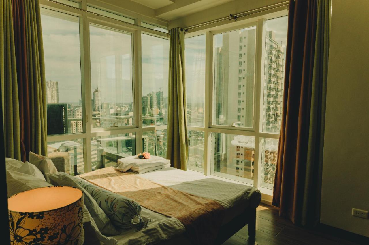 Ayala Mall 10mins Walk & Pool Apartment