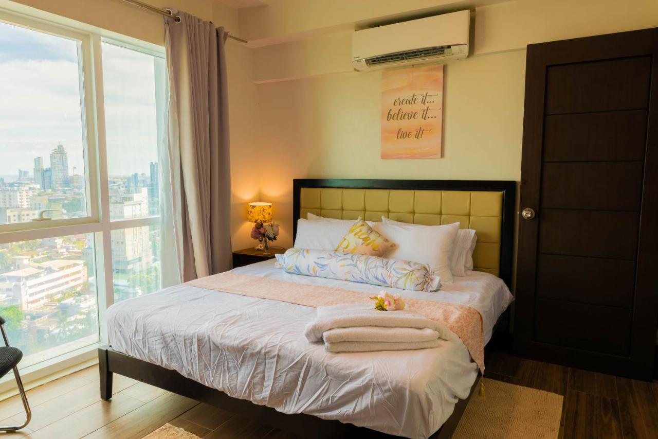 Ayala Mall 10mins Walk & Pool Apartment