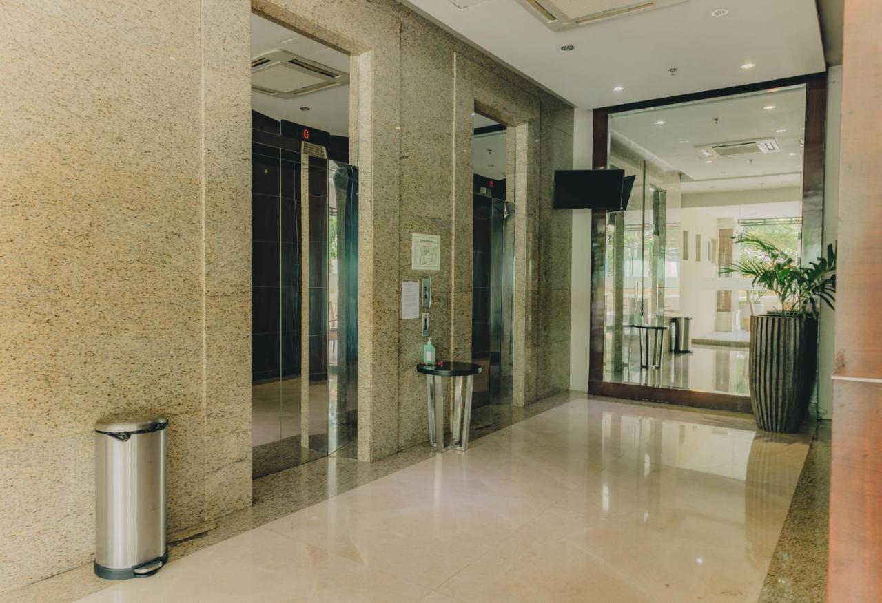 Ayala Mall 10mins Walk & Pool Apartment