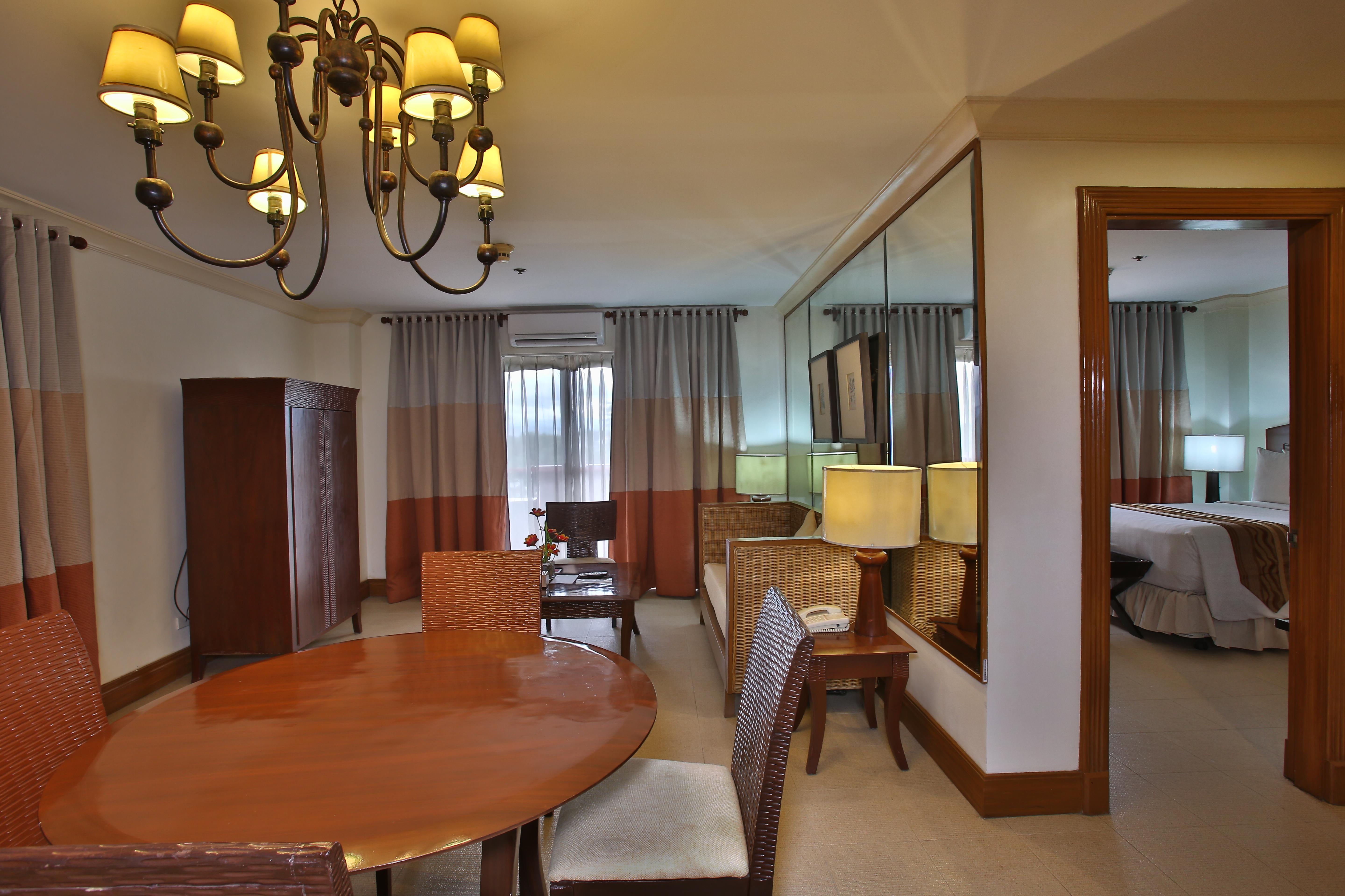 Hotel Crown Regency Mactan 4*