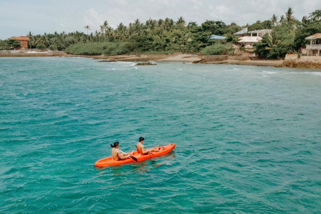 Holiday home Exclusive Beachfront W/ Outdoor Tub & Kayaks *