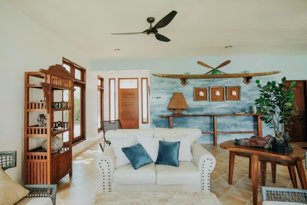 Exclusive Beachfront House W/ Pool & Saltwater Tub Bahay bakasyunan *