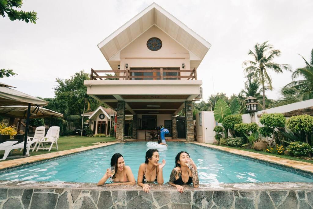 Bahay bakasyunan Exclusive Beachfront House W/ Pool & Saltwater Tub *