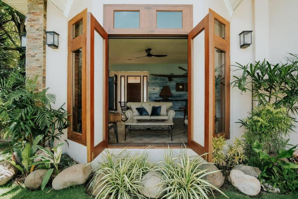 Bahay bakasyunan Exclusive Beachfront House W/ Pool & Saltwater Tub *