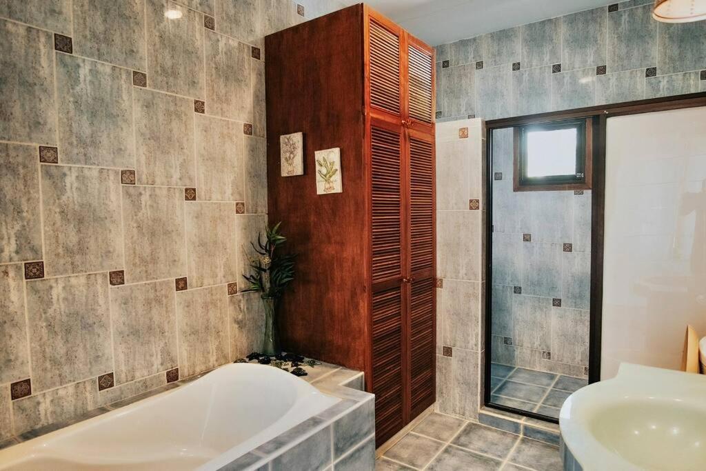 Exclusive Beachfront House W/ Pool & Saltwater Tub *