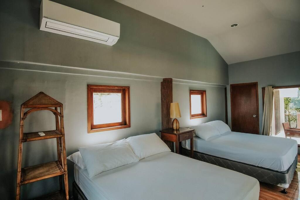 Bahay bakasyunan Exclusive Beachfront House W/ Pool & Saltwater Tub Catmon
