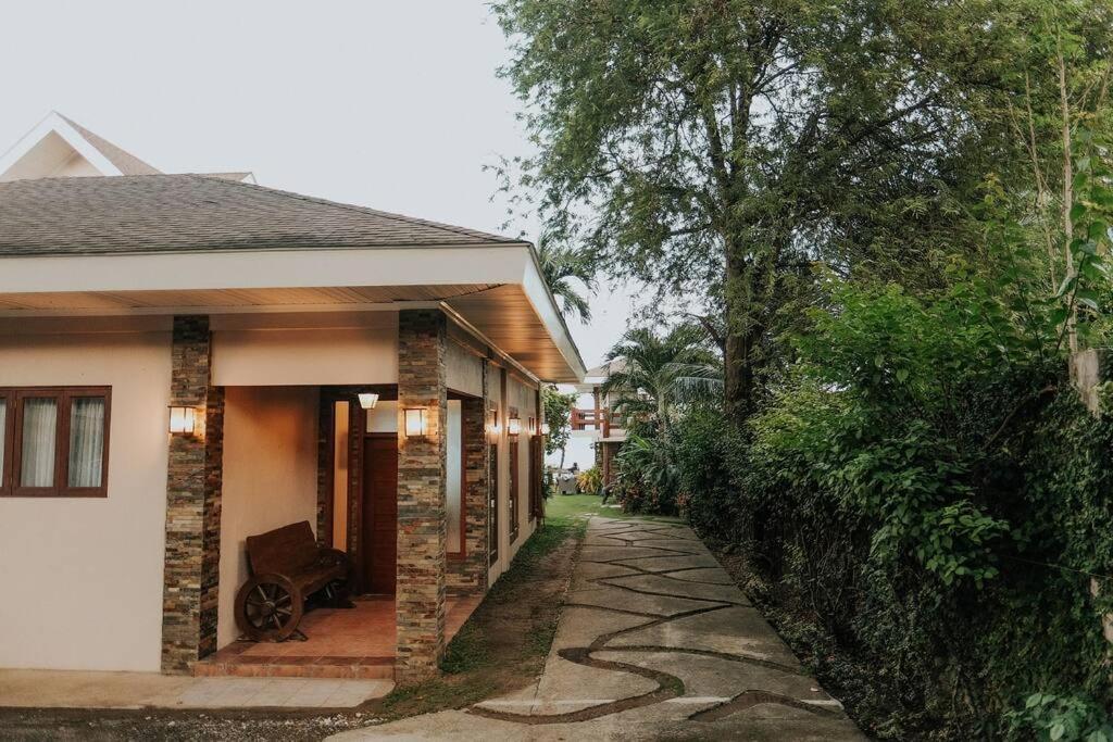 Exclusive Beachfront House W/ Pool & Saltwater Tub Bahay bakasyunan