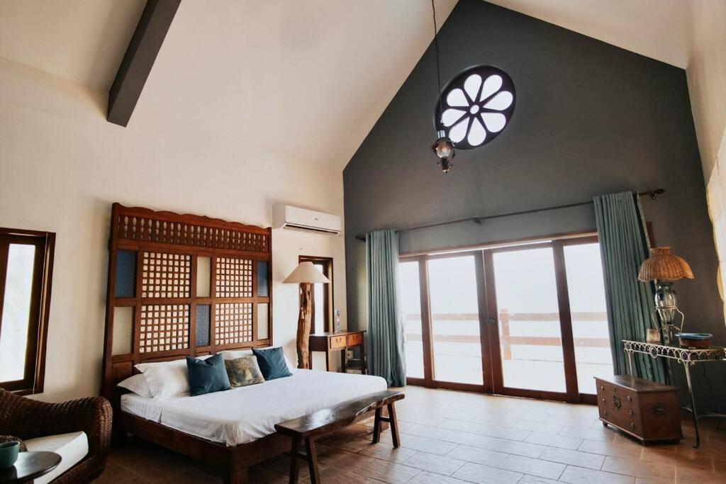 Exclusive Beachfront House W/ Pool & Saltwater Tub Bahay bakasyunan