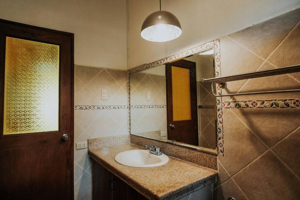 Bahay bakasyunan Exclusive Beachfront House W/ Pool & Saltwater Tub