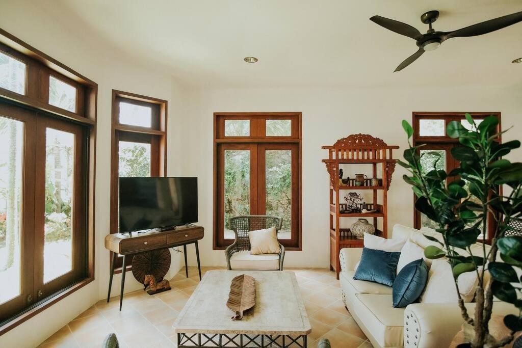 Exclusive Beachfront House W/ Pool & Saltwater Tub *