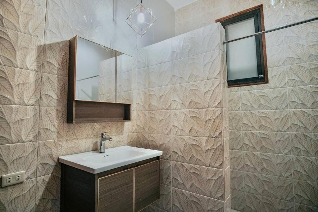 Bahay bakasyunan Exclusive Beachfront House W/ Pool & Saltwater Tub Catmon