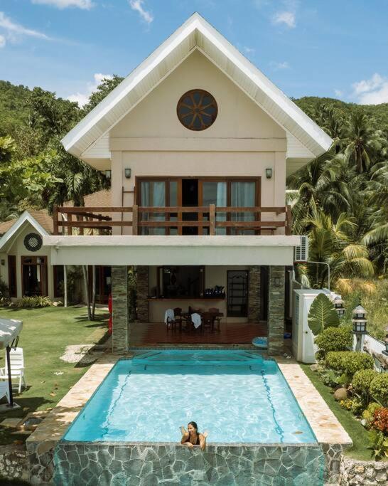 Bahay bakasyunan Exclusive Beachfront House W/ Pool & Saltwater Tub *