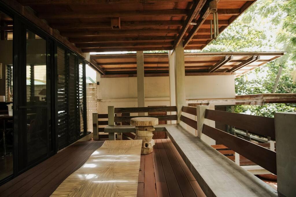 Exclusive Beachfront W/ Outdoor Tub & Kayaks Holiday home