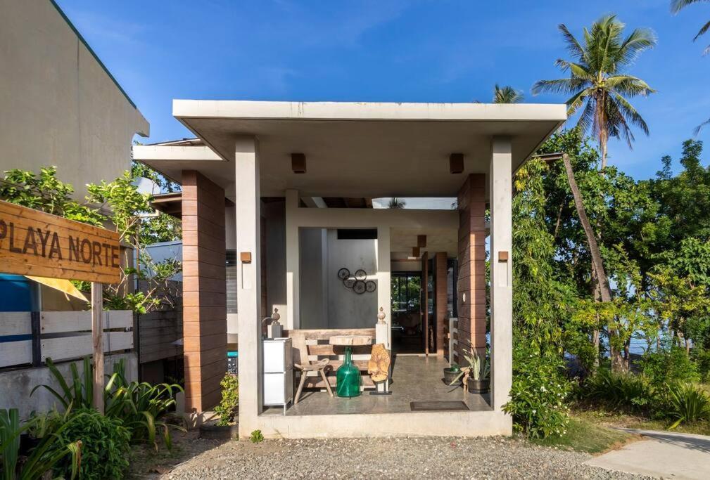 Exclusive Beachfront W/ Outdoor Tub & Kayaks Holiday home