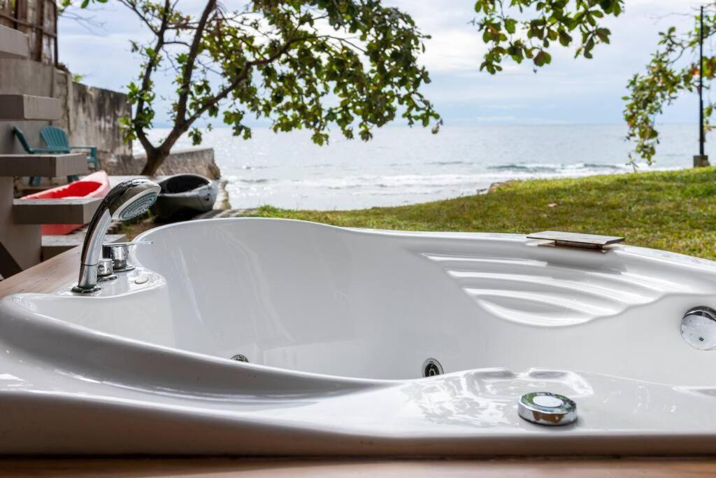 Exclusive Beachfront W/ Outdoor Tub & Kayaks Holiday home