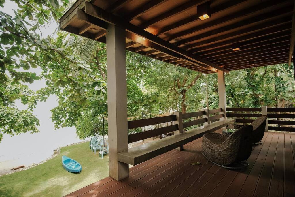 Exclusive Beachfront W/ Outdoor Tub & Kayaks