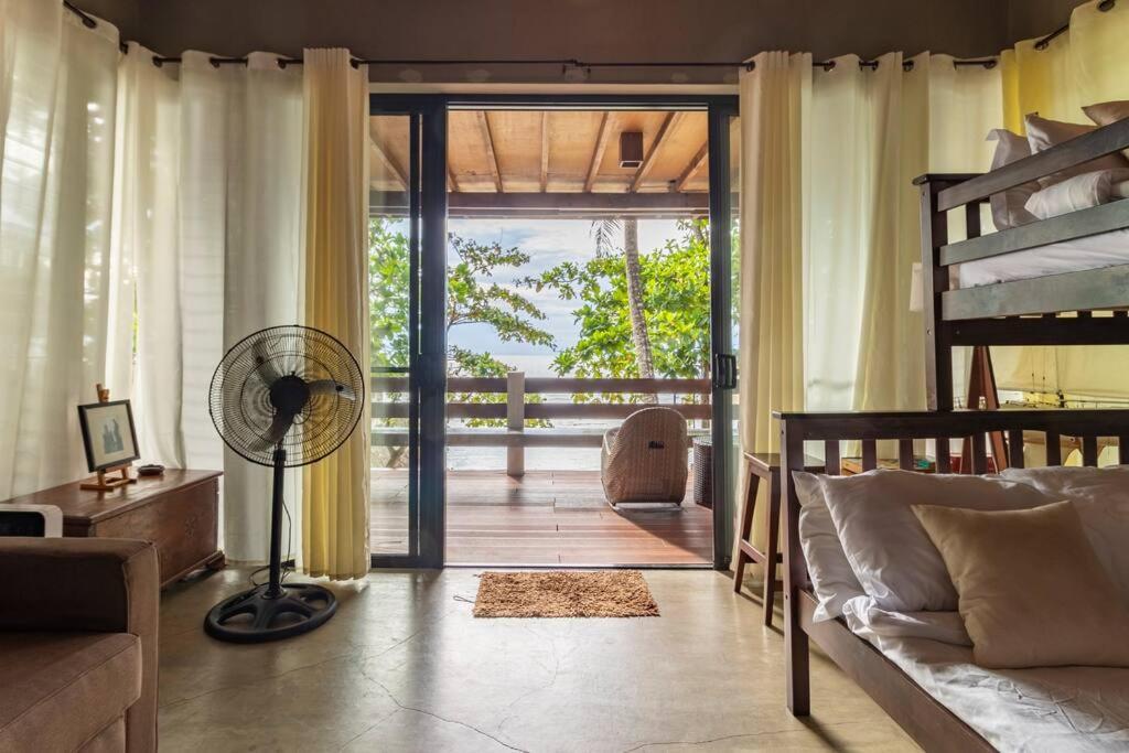 Holiday home Exclusive Beachfront W/ Outdoor Tub & Kayaks *