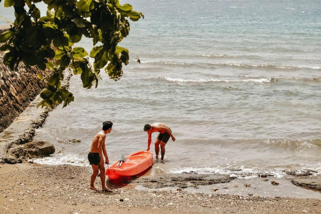 Exclusive Beachfront W/ Outdoor Tub & Kayaks Holiday home