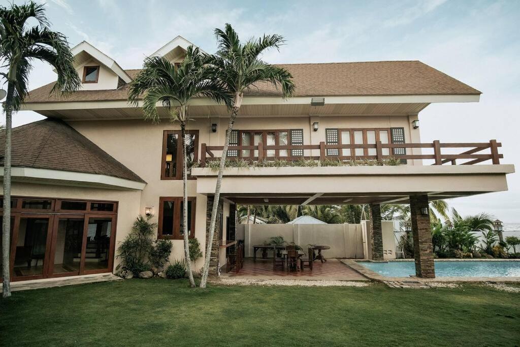 Bahay bakasyunan Exclusive Beachfront House W/ Pool & Saltwater Tub Catmon