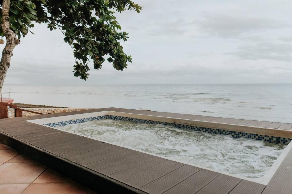 Exclusive Beachfront House W/ Pool & Saltwater Tub Catmon