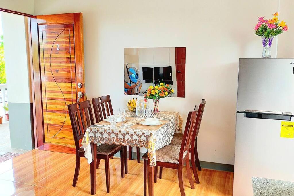 Retreat To A Stylish Flat W/ Balcony + Garden View Apartment *