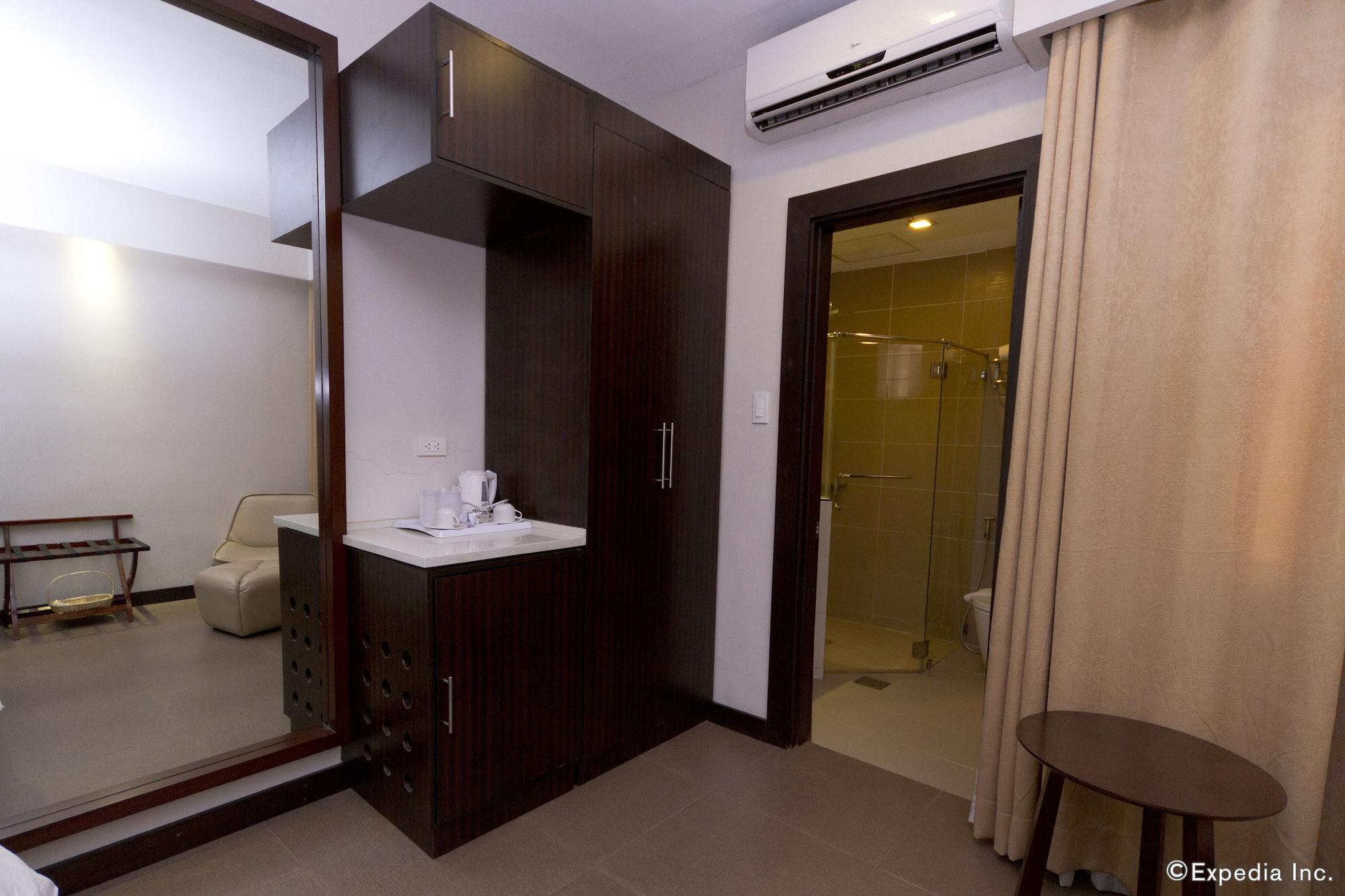 Castle Peak Hotel 3*